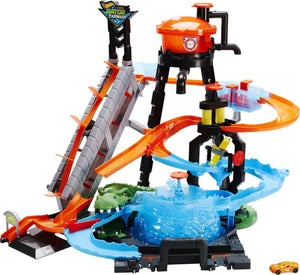 Hot Wheels Ultimate Gator Car Wash Playset with Color Shifters Toy Car in 1:64 Scale