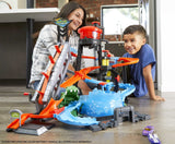 Hot Wheels Ultimate Gator Car Wash Playset with Color Shifters Toy Car in 1:64 Scale